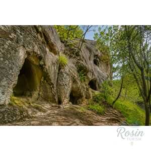 Aventura în Țara Luanei: Așezările Rupestre din Munții Buzăului