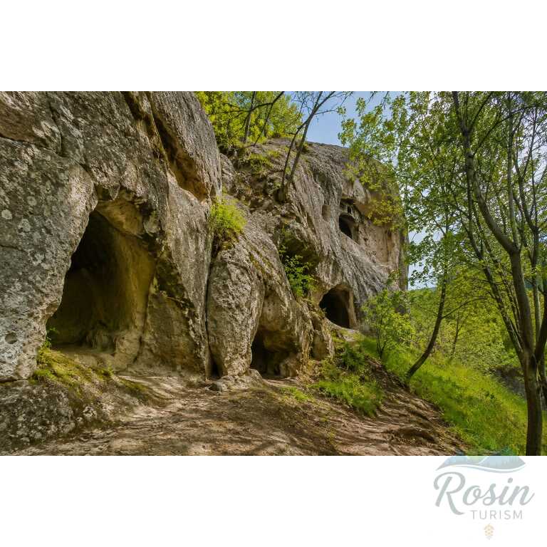 Aventura în Țara Luanei: Așezările Rupestre din Munții Buzăului